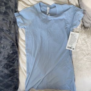 Lululemon NWT Swiftly Tech Short Sleeve 2.0 in Blue Linen, Size 6